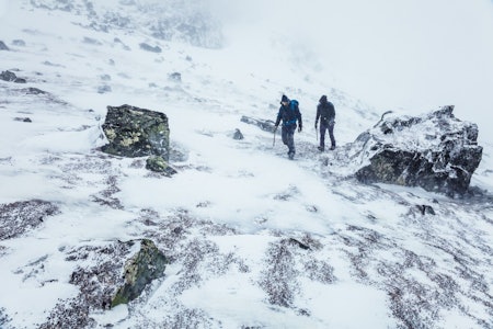 Brage-settet fra Klättermusen kommer helt til sin rett i rufsete snøvær! Foto: OutdoorSwe Martin Olsson Bragesettet fra Klättermusen kommer helt til sin rett i rufsete snøvær! Foto: OutdoorSwe Martin Olsson