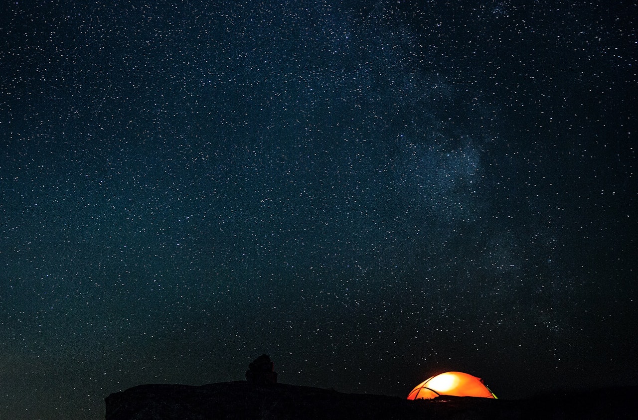 LYS I MØRKET: Telt og stor himmel. Foto: Line Hårklau blefjell line hårklau telttur