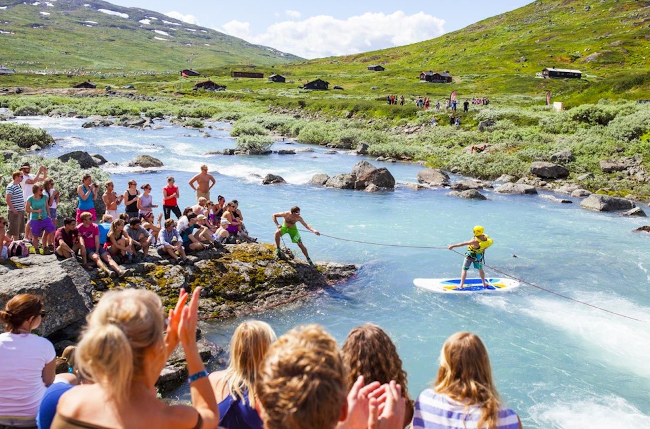 UTELIV PÅ SITT BESTE: Multisport foregår alltid utendørs og øvelsene varierer fra arrangement til arrangement. Det kan være alt fra klatring, myrløp eller elvekryssing med SUP, slik som her under Vinjerock i sommer. Foto: Marte Stensland Jørgensen UTELIV PÅ SITT BESTE: Multisport foregår alltid utendørs og øvelsene varierer fra arrangement til arrangement. Det kan være alt fra klatring, myrløp eller elvekryssing med SUP, slik som her under Vinjerock i sommer. Foto: Marte Stensland Jørgensen