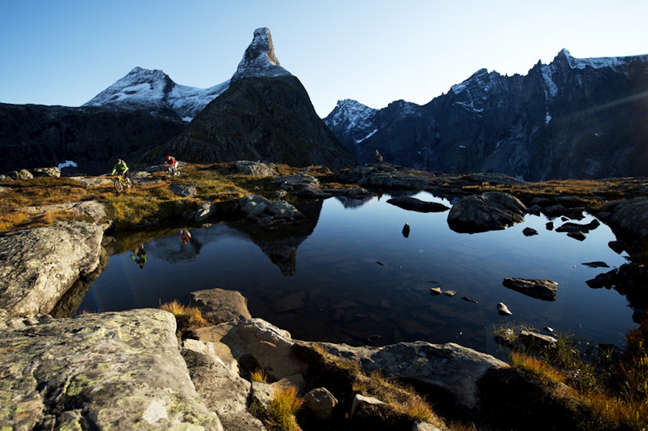 FINN FLYTEN: Med Romsdalshorn i bakgrunnen må du passe på at alle inntrykkene ikke får deg til å gå over styret på sykkelturen. Foto: Mattias Fredriksson FINN FLYTEN: Med Romsdalshorn i bakgrunnen må du passe på at alle inntrykkene ikke får deg til å gå over styret på sykkelturen. Foto: Mattias Fredriksson