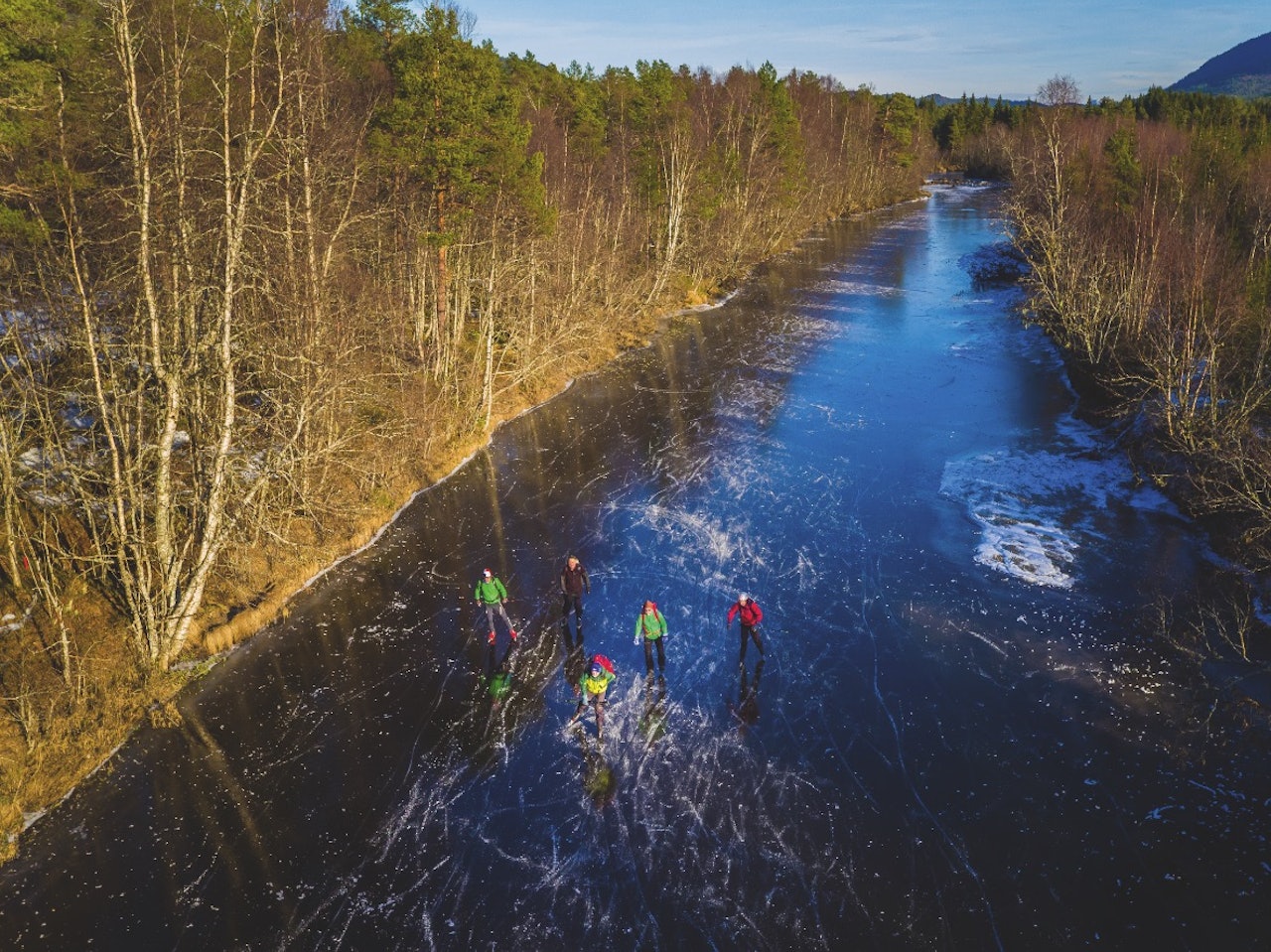 ET ISEVENTYR: Mer enn 10 kilometer stileflytene elv svinger seg innover skogen fra Romsdalsfjorden mot toppen av Skåla. Elva Røa på Skålahalvøya i Molde blir under gunstige vinterforhold omdannet til en eventyrlig vakker skøytebane. På bildet Arild Monsen, Lars Hallvard Dahle, Iver Gjelstenli, Bjørn Magne Øverås og Øyvind Hovdenak. Alle foto: Terje Aamodt skøytetur i molde