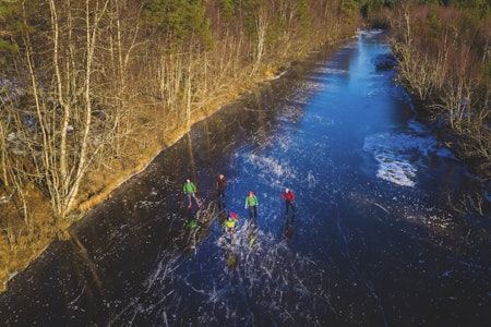 ET ISEVENTYR: Mer enn 10 kilometer stileflytene elv svinger seg innover skogen fra Romsdalsfjorden mot toppen av Skåla. Elva Røa på Skålahalvøya i Molde blir under gunstige vinterforhold omdannet til en eventyrlig vakker skøytebane. På bildet Arild Monsen, Lars Hallvard Dahle, Iver Gjelstenli, Bjørn Magne Øverås og Øyvind Hovdenak. Alle foto: Terje Aamodt skøytetur i molde