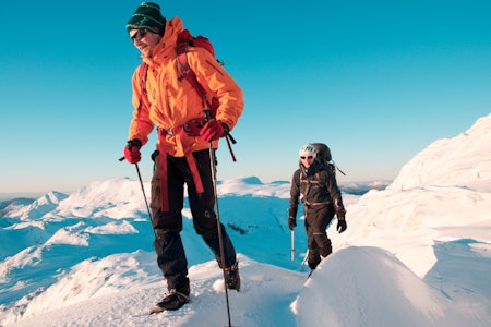 STEGJERNSFØRE: Det ser kanskje snøfylt ut, men skiene kunne vi bare glemme å få feste med. Magnus Hjortås leder an foran artikkelforfatteren. Foto: Helge Wangberg Storehesten i Sunnfjord