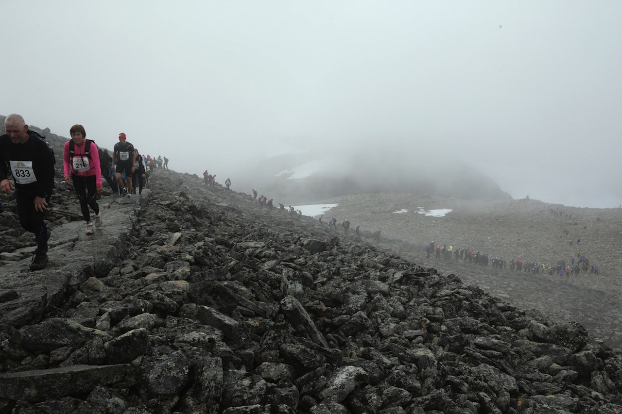 FOLKEVANDRING: Rundt 2000 menneske gjekk til toppen av Skåla i tåkehåvet laurdag. Foto: Jørn-Arne Tomasgard