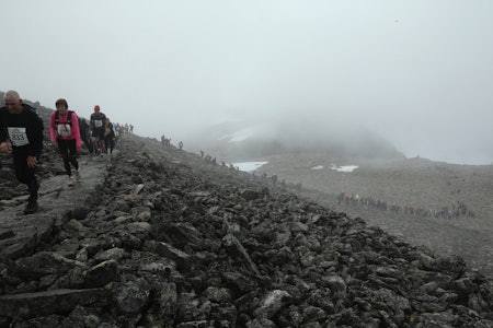 FOLKEVANDRING: Rundt 2000 menneske gjekk til toppen av Skåla i tåkehåvet laurdag. Foto: Jørn-Arne Tomasgard FOLKEVANDRING: Rundt 2000 menneske gjekk til toppen av Skåla i tåkehåvet laurdag. Foto: Jørn-Arne Tomasgard