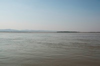 Elva Irrawaddy er landets største elv. Den renner gjennom Irrawaddy delta før den ender i Andamanhavet. Elva Irrawaddy er landets største elv. Den renner gjennom Irrawaddy delta før den ender i Andamanhavet.