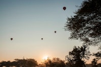 Står du tidlig opp og sykler ut i før det lysner kan du se de populære luftballongene snike seg over himmelen. Står du tidlig opp og sykler ut i før det lysner kan du se de populære luftballongene snike seg over himmelen.