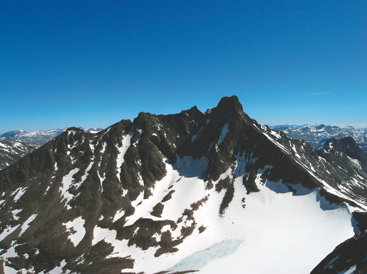 KLASSIKER: Skagastølsryggen, med 2405 meter høye Store Skagastølstind til høyre, sett fra Dyrhaugsryggen lenger vest. Traversen over Skagastølsryggen gås vanligvis fra nord og sørover mot hovedtoppen. Foto: Nils Nielsen Klassiske ryggtraverser i jotunheimenn