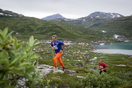 Fra UTE´s motbakkeløp på torsdag. Spreke folk stilte opp tross regnvær. Foto: Marte Stensland Jørgensen