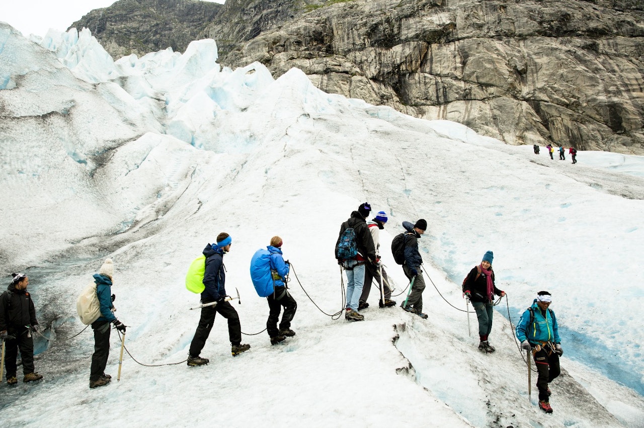 På Nigardsbreen får turister møte den kalde og urørte naturen i Norge. Hit kommer 60.000 turister i løpet av en sesong. Foto: Line Hårklau På Nigardsbreen får turister møte den kalde og urørte naturen i Norge. Hit kommer 60.000 turister i løpet av en sesong. Foto: Line Hårklau