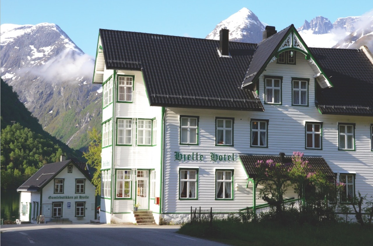 NATUR OG KULTUR: Den velholdte trebygningen fra 1896 har også omgivelser utenom det vanlige. Foto: Erlend Sande hjelle hotell