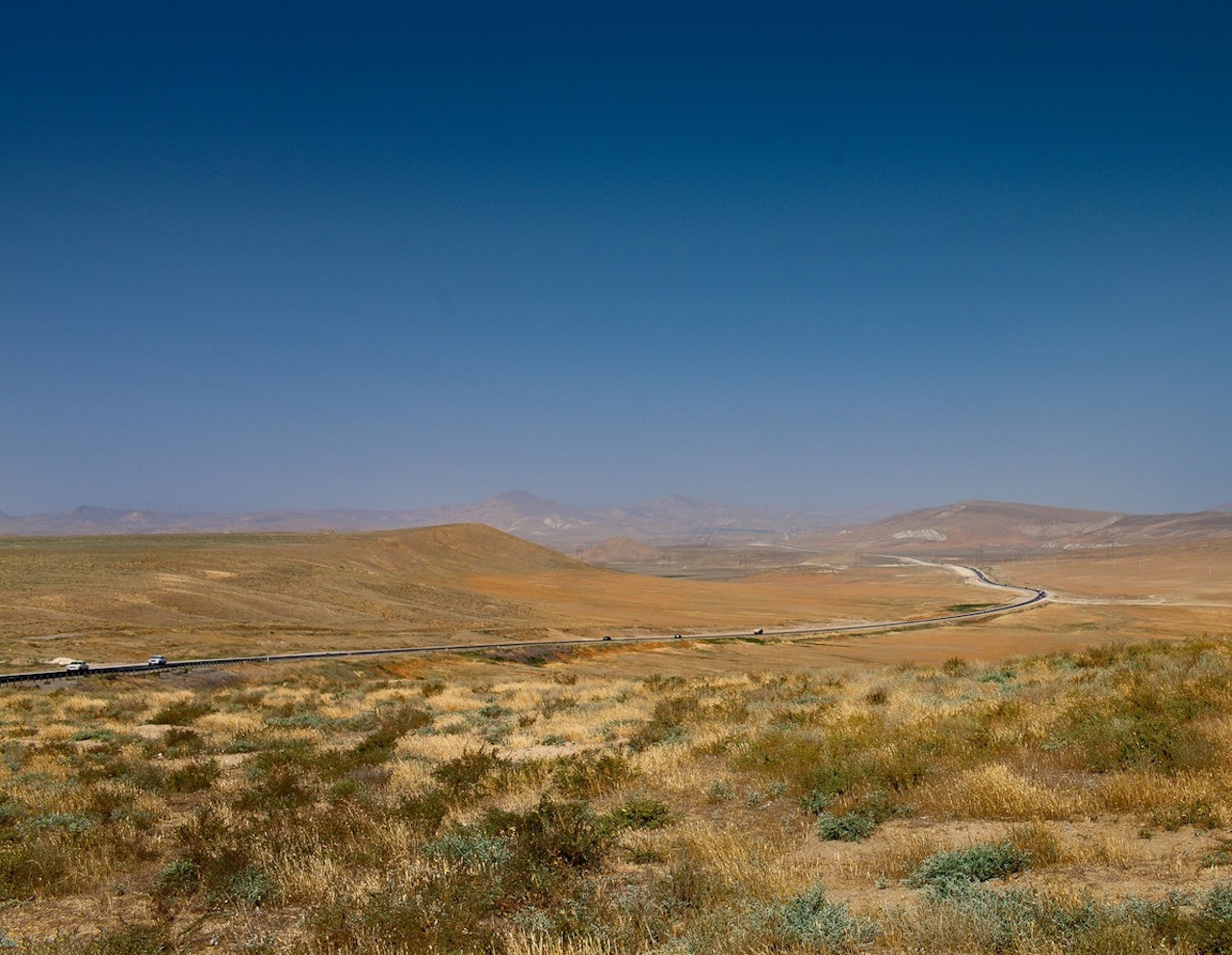SLETTELAND: Landevei gjennom Aserbajdsjan, på vei mot byen Lahic. Foto: Hans Aage