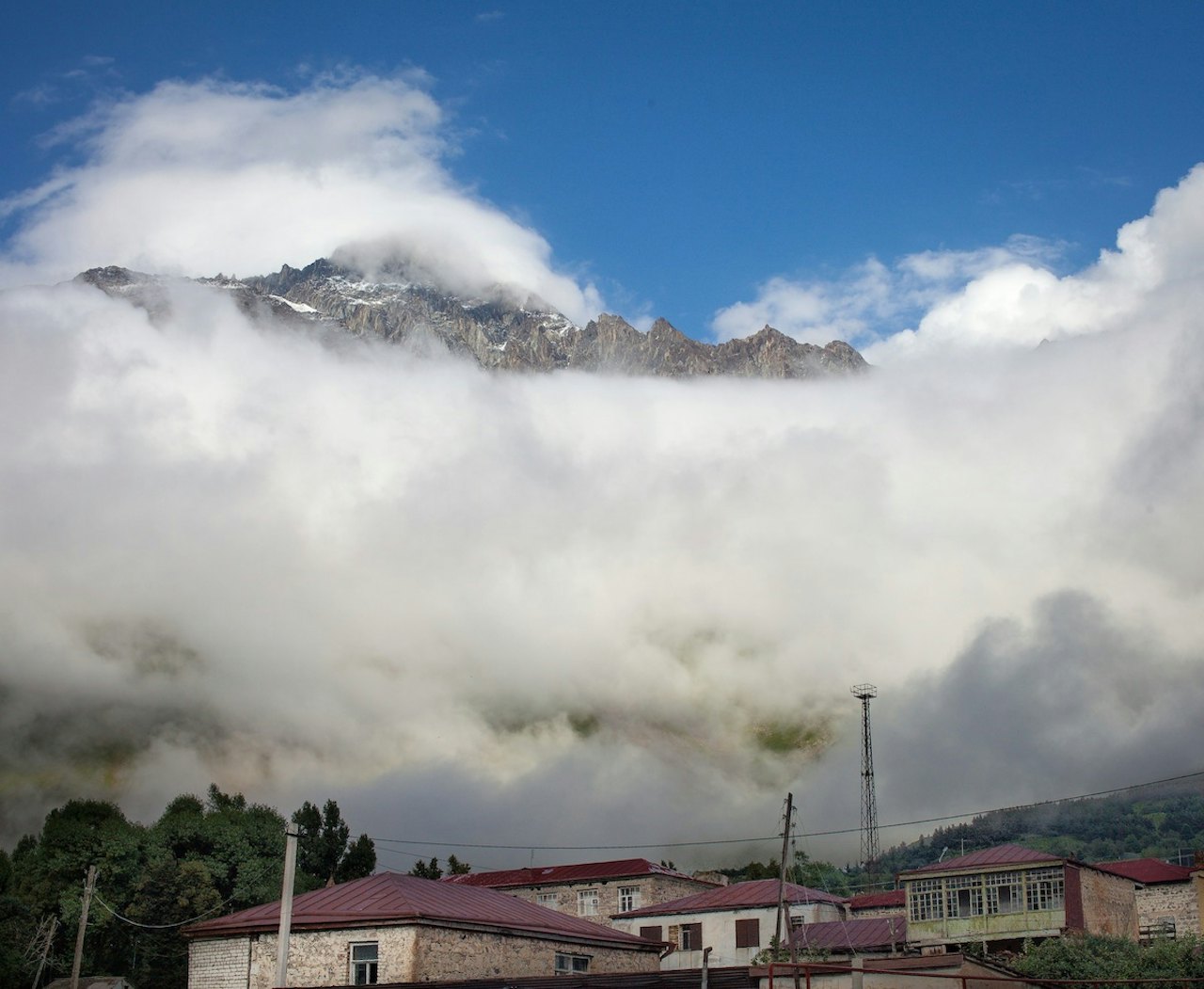 Kaukasus er en fjellkjede i Kaukasia, Hovedfjellkjeden er om lag 1200 kilometer lang og går hovedsakelig i øst-vestlig retning mellom Kaspihavet og Svartehavet. Foto: Hans Aage Kaukasus er en fjellkjede i Kaukasia, Hovedfjellkjeden er om lag 1200 kilometer lang og går hovedsakelig i øst-vestlig retning mellom Kaspihavet og Svartehavet. Foto: Hans Aage