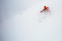 Stian Hagen tok på seg pudderfrakken på vei ned fra Norges tak. Foto: Christian Nerdrum Stian Hagen tok på seg pudderfrakken på vei ned fra Norges tak. Foto: Christian Nerdrum