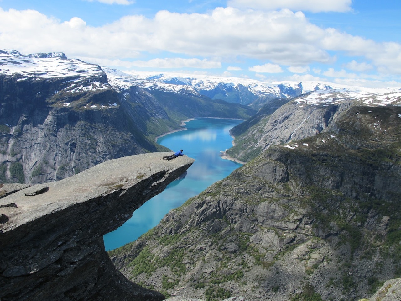 SPEKTAKULÆRT: Trolltunga er et av Norges aller råeste utsiktspunkt. De siste årene har stadig flere funnet veien til det spektakulære bergutspringet, og nå regner man med at rundt 10.000 turister hvert år går til Trolltunga. Hadde turen inn vært lettere, ville Preikestolen ved Lysefjorden, som hvert år besøkes av 140.000 turister, fått en sterk konkurrent. Foto: Ina Sunde Kolderup SPEKTAKULÆRT: Trolltunga er et av Norges aller råeste utsiktspunkt. De siste årene har stadig flere funnet veien til det spektakulære bergutspringet, og nå regner man med at rundt 10.000 turister hvert år går til Trolltunga. Hadde turen inn vært lettere, ville Preikestolen ved Lysefjorden, som hvert år besøkes av 140.000 turister, fått en sterk konkurrent. Foto: Ina Sunde Kolderup
