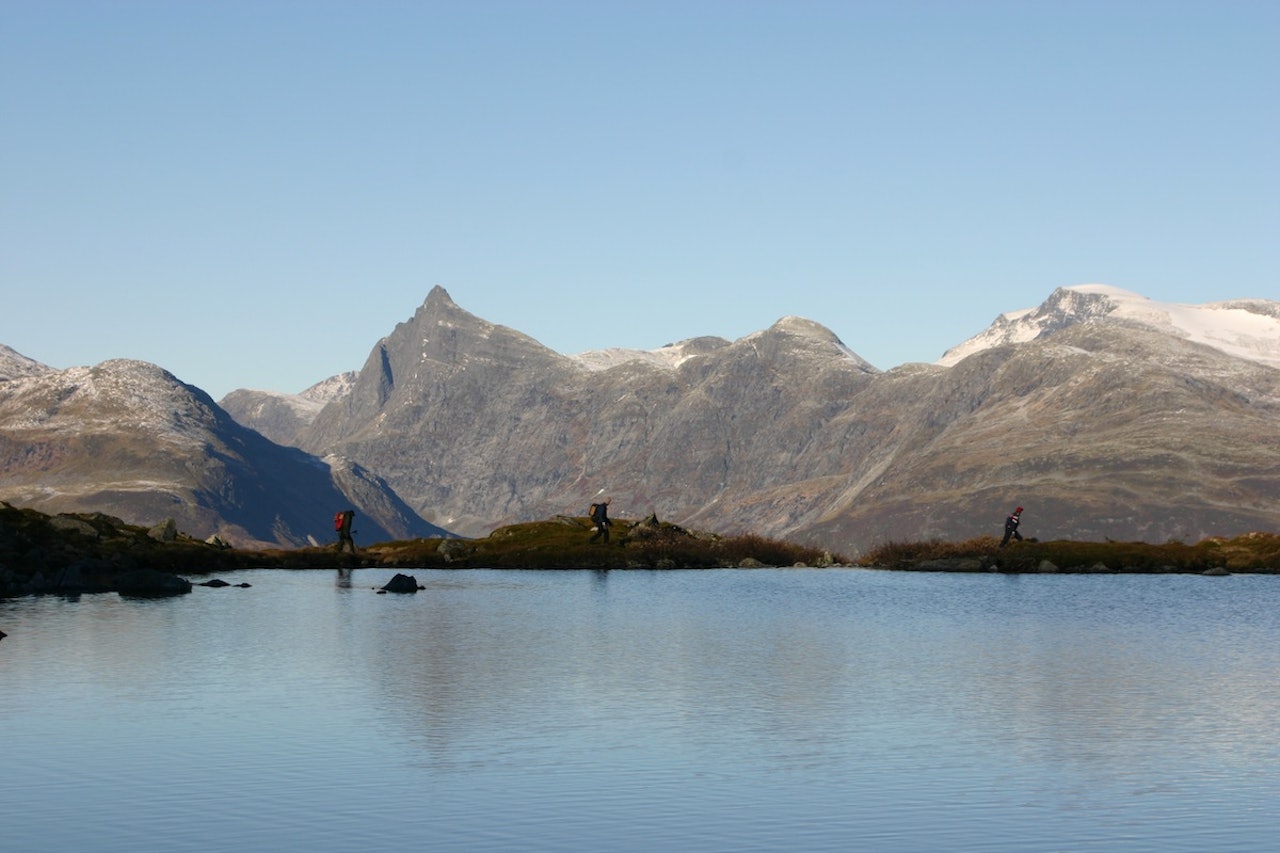 VAKKERT: Lisjekupa med Hornindalsrokken i bakgrunnen. Foto: Egil Seljeset VAKKERT: Lisjekupa med Hornindalsrokken i bakgrunnen. Foto: Egil Seljeset