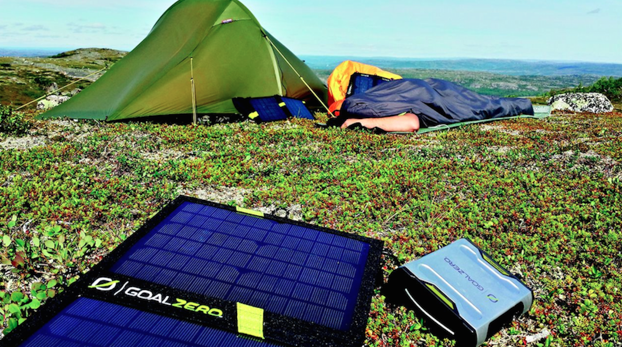 Du trenger kanskje ikke fullt så mange ladeenheter som dette, men på noen turer er det kjekt å ha en i bakhånd. Det finnes mange å velge i. Foto: Wiggo Hansen Du trenger kanskje ikke fullt så mange ladeenheter som dette, men på noen turer er det kjekt å ha en i bakhånd. Det finnes mange å velge i. Foto: Wiggo Hansen