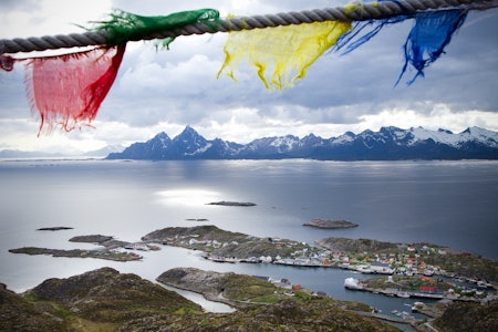 FARGERIK MOTTAKELSE: Tibetanske bønneflagg vaier i vinden og ønsker deg velkommen til topps på Høgskrova.Foto: Kristin Folsland Olsen Panoramautsik fra høgskrova i Lofoten