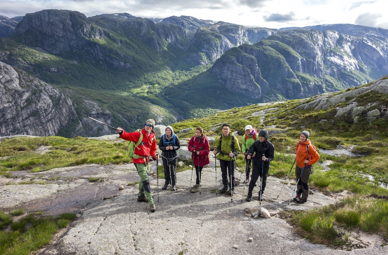 Ved å jobbe for en lokal guidebedrift, bidrar guiden til å bygge opp en lokal merkevare, som har en verdi for gjester, fordi opplevelsen er sømløs og kvalitetssikret. Samtidig vil en lokal guidebedrift i mye større grad kunne garantere jobb til sine egne guider, enn en delingsplattform vil kunne. Foto: Johannes Apon/OutdoorlifeNorway Ved å jobbe for en lokal guidebedrift, bidrar guiden til å bygge opp en lokal merkevare, som har en verdi for gjester, fordi opplevelsen er sømløs og kvalitetssikret. Samtidig vil en lokal guidebedrift i mye større grad kunne garantere jobb til sine egne guider, enn en delingsplattform vil kunne. Foto: Johannes Apon/OutdoorlifeNorway