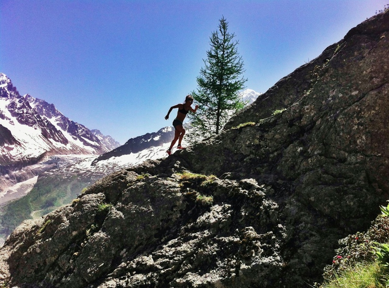 LØPING MED UTSIKT: Emelie Forsberg i motbakke-intervall. Fredag er hun blant favorittene i den 80 km lange VM-løypa fra Chamonix til Mont Blanc. Foto: Privat 