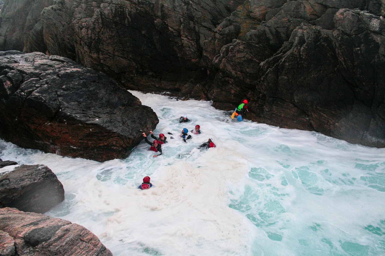 STORE KREFTER: Mennesket blir lite når havet tar tak og viser seg fra sin sterke side. Foto: Kyrre Flotve STORE KREFTER: Mennesket blir lite når havet tar tak og viser seg fra sin sterke side. Foto: Kyrre Flotve