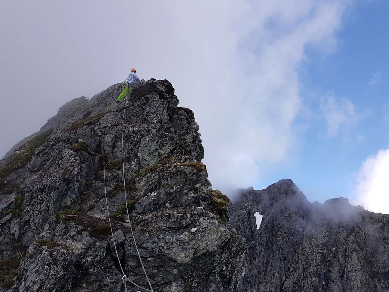 LUFTIG: Om du ikke er erfaren klatrer bør du ha med deg guide på slike turer. Men hvordan vet du at den du velger er en god guide som kan det som må til for å føre trygt opp og ned? Foto: Sandra L. Wangberg LUFTIG: Om du ikke er erfaren klatrer bør du ha med deg guide på slike turer. Men hvordan vet du at den du velger er en god guide som kan det som må til for å føre trygt opp og ned? Foto: Sandra L. Wangberg