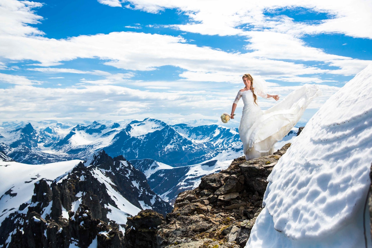 KJOLE OG VIDT: For Karen og Bård Rebbestad Løkken var Skårasalen det naturligste sted for bryllupsfotografering. Bildene er tatt av bryllups- og ekstremsportfotograf Terje Aamodt.  KJOLE OG VIDT: For Karen og Bård Rebbestad Løkken var Skårasalen det naturligste sted for bryllupsfotografering. Bildene er tatt av bryllups- og ekstremsportfotograf Terje Aamodt.