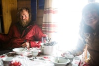 Det gikk med en del suppe gjennom to dager og netter på Glitterheim. Johan Wildhagen og kanadiske Christina Lusti. Foto: Christian Nerdrum Det gikk med en del suppe gjennom to dager og netter på Glitterheim. Johan Wildhagen og kanadiske Christina Lusti. Foto: Christian Nerdrum