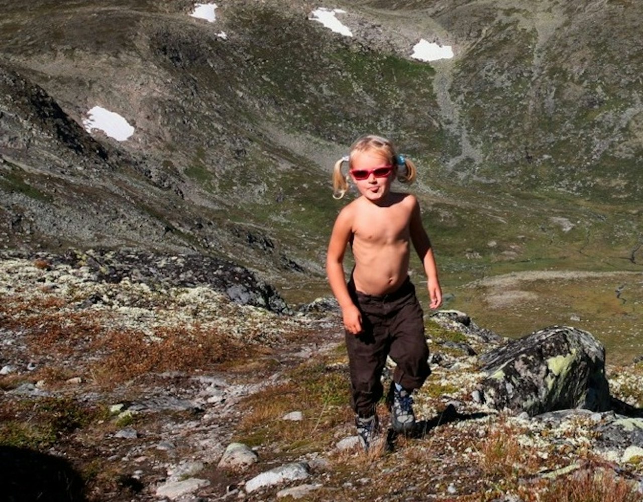 Gjendine Eidslott (4) på vei fra Memurubu mot Besseggen, med fjellet Surtningssui bak.