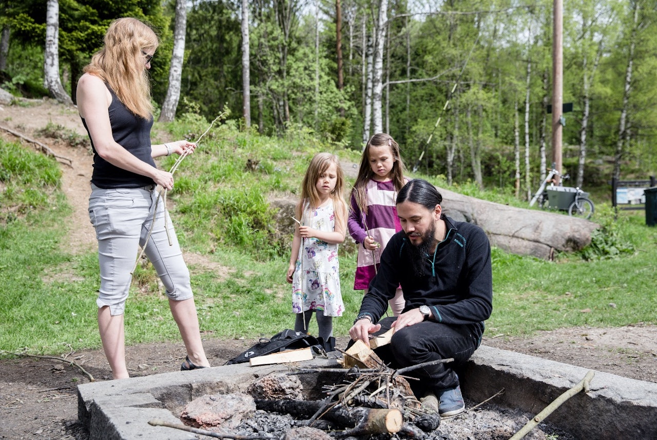 KLART HAN KAN: Fyrstikker til bål? Andreas foretrekker andre metoder. Alle foto: Line Hårklau klare seg sjøl i naturen kumano ensby foto: Line Hårklau
