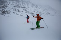 I stedet for å bestige Surtningshue seiler vi over hele Russvatnet med vinden i ryggen og tilbakelegger 6-7 kilometer på 15-20 minutter. Foto: Christian Nerdrum I stedet for å bestige Surtningshue seiler vi over hele Russvatnet med vinden i ryggen og tilbakelegger 6-7 kilometer på 15-20 minutter. Foto: Christian Nerdrum