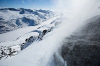 Uredd nedkjøring på utfordrende snø. Christina Lusti trekker frem gamle alpinkunnsaper på vei ned fra Besshøe. Foto: Christian Nerdrum Uredd nedkjøring på utfordrende snø. Christina Lusti trekker frem gamle alpinkunnsaper på vei ned fra Besshøe. Foto: Christian Nerdrum