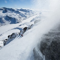 Uredd nedkjøring på utfordrende snø. Christina Lusti trekker frem gamle alpinkunnsaper på vei ned fra Besshøe. Foto: Christian Nerdrum