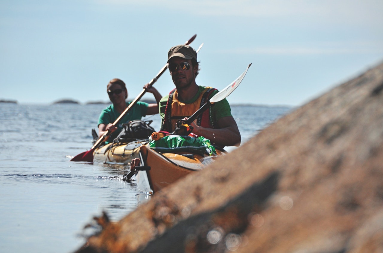 MELLOM ØYENE: Helge Wangberg og Kristin Kjensberg er på oppdagelsesferd. Foto: Sandra Lappegard Bulandet i Sunnfjord