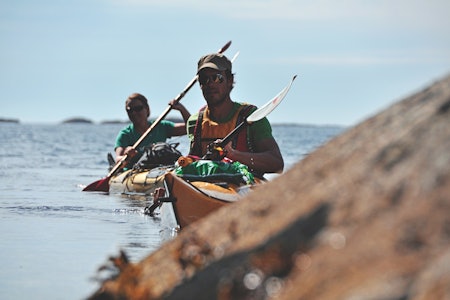 MELLOM ØYENE: Helge Wangberg og Kristin Kjensberg er på oppdagelsesferd. Foto: Sandra Lappegard Bulandet i Sunnfjord