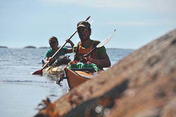 MELLOM ØYENE: Helge Wangberg og Kristin Kjensberg er på oppdagelsesferd. Foto: Sandra Lappegard Bulandet i Sunnfjord