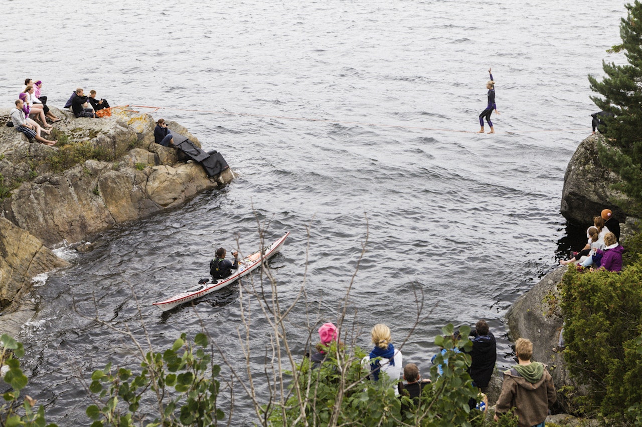 KarmaCamp i Brevik. På KarmaCamp kan du teste aktivitetene du ofte har tenkt på, men aldri har rukket. Yoga, seiling, vindsurfing, SUP, klatring, capoeira, fridykking, slakkline, strandvolleyball, stup/hopp, mindfulness og kajakkpadling. 21. – 24. august. www.karmacamp.no. FOTO: Karmacamp KarmaCamp i Brevik. På KarmaCamp kan du teste aktivitetene du ofte har tenkt på, men aldri har rukket. Yoga, seiling, vindsurfing, SUP, klatring, capoeira, fridykking, slakkline, strandvolleyball, stup/hopp, mindfulness og kajakkpadling. 21. – 24. august. www.karmacamp.no. FOTO: Karmacamp