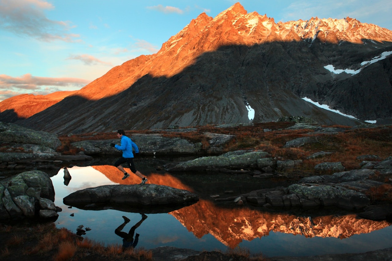 HØYT OG FRITT: Ola Hovdenak er godt kjent i fjellene i Romsdalen, etter utallige turer  både med ski og løpesko. Foto: Matti Bernitz HØYT OG FRITT: Ola Hovdenak er godt kjent i fjellene i Romsdalen, etter utallige turer  både med ski og løpesko. Foto: Matti Bernitz