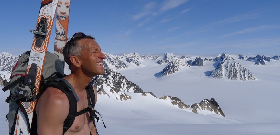 SVALBARD: PÅ TOPP: Toppturkjendis og guidebokforfatter Espen Nordahl slår et slag for sommerskikjøring. Foto: Privat