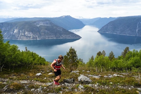 BERMÅLSNOSI: Henrik på vei opp mot Bermålsnosi med Lustrafjorden bak. Foto: Sondre Kvambekk/500fjell.no bermålsnosi