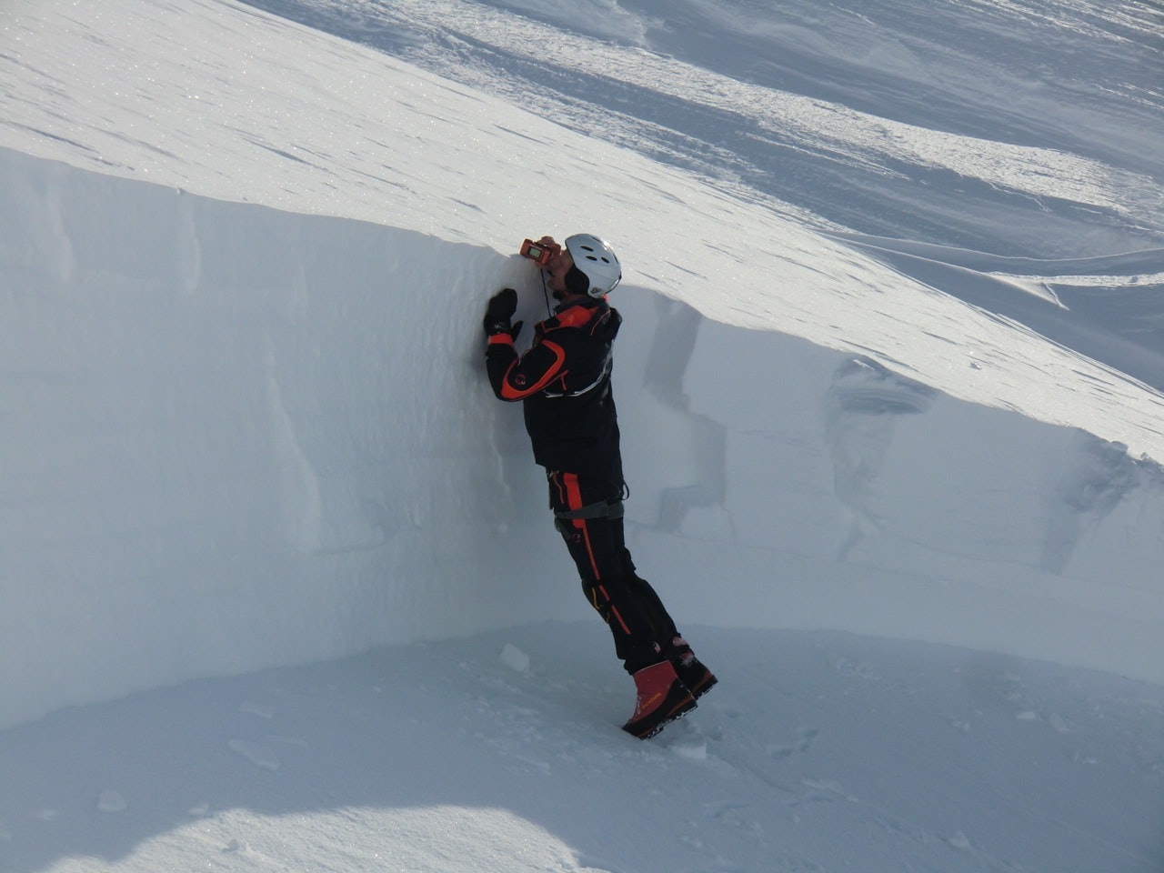 ENORM BRUDDKANT: Kronikkforfatteren på undersøkelse etter en skredulykke i Lyngenområdet i 2012, der 5 skikjørere omkom. Foto: NGI skred