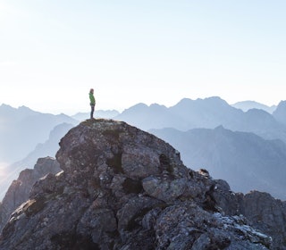 HØYREIST: Du blir liten i møte med fjellene i Vesterålen. Fra toppen av Reka er det god utsikt til andre godbiter her i Vesterålen. Foto: Lars Peter Myklebust HØYREIST: Du blir liten i møte med fjellene i Vesterålen. Fra toppen av Reka er det god utsikt til andre godbiter her i Vesterålen.