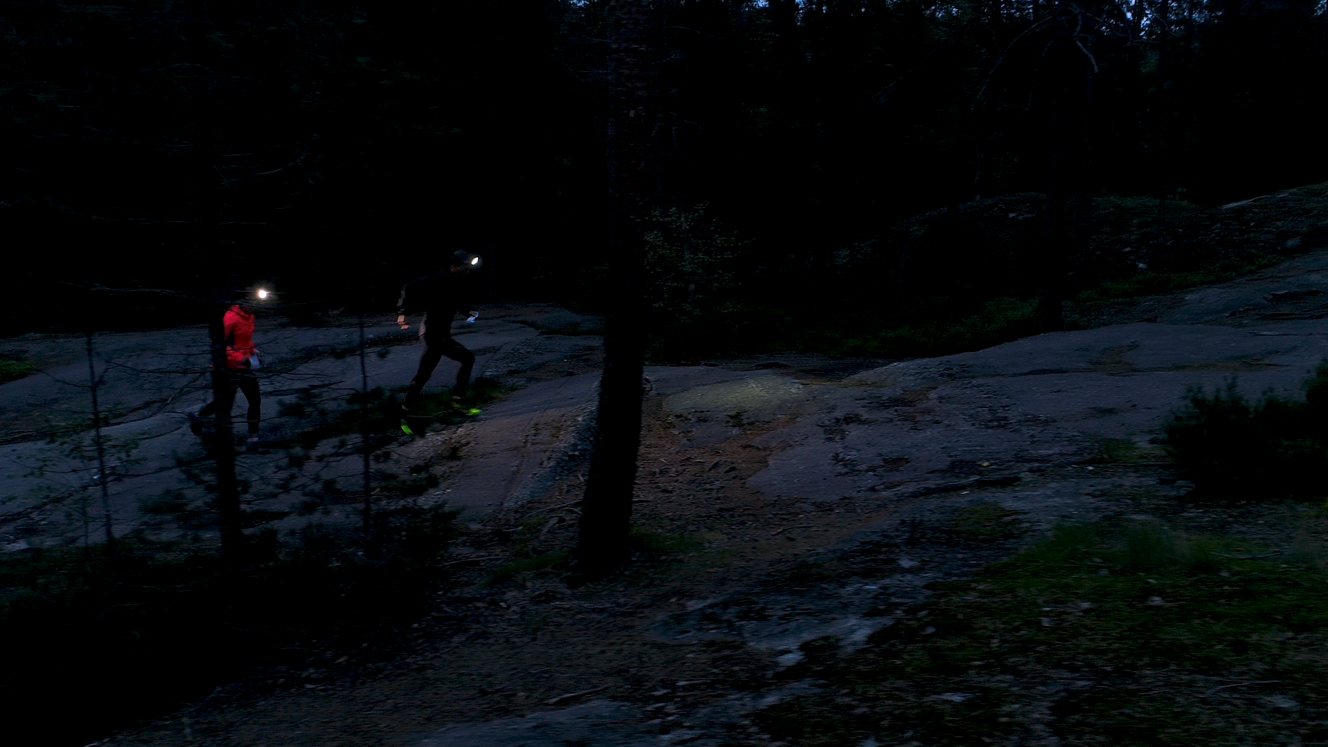 KVELDSMØRKET: Du får fartsfølelse når du løper med lykt. 