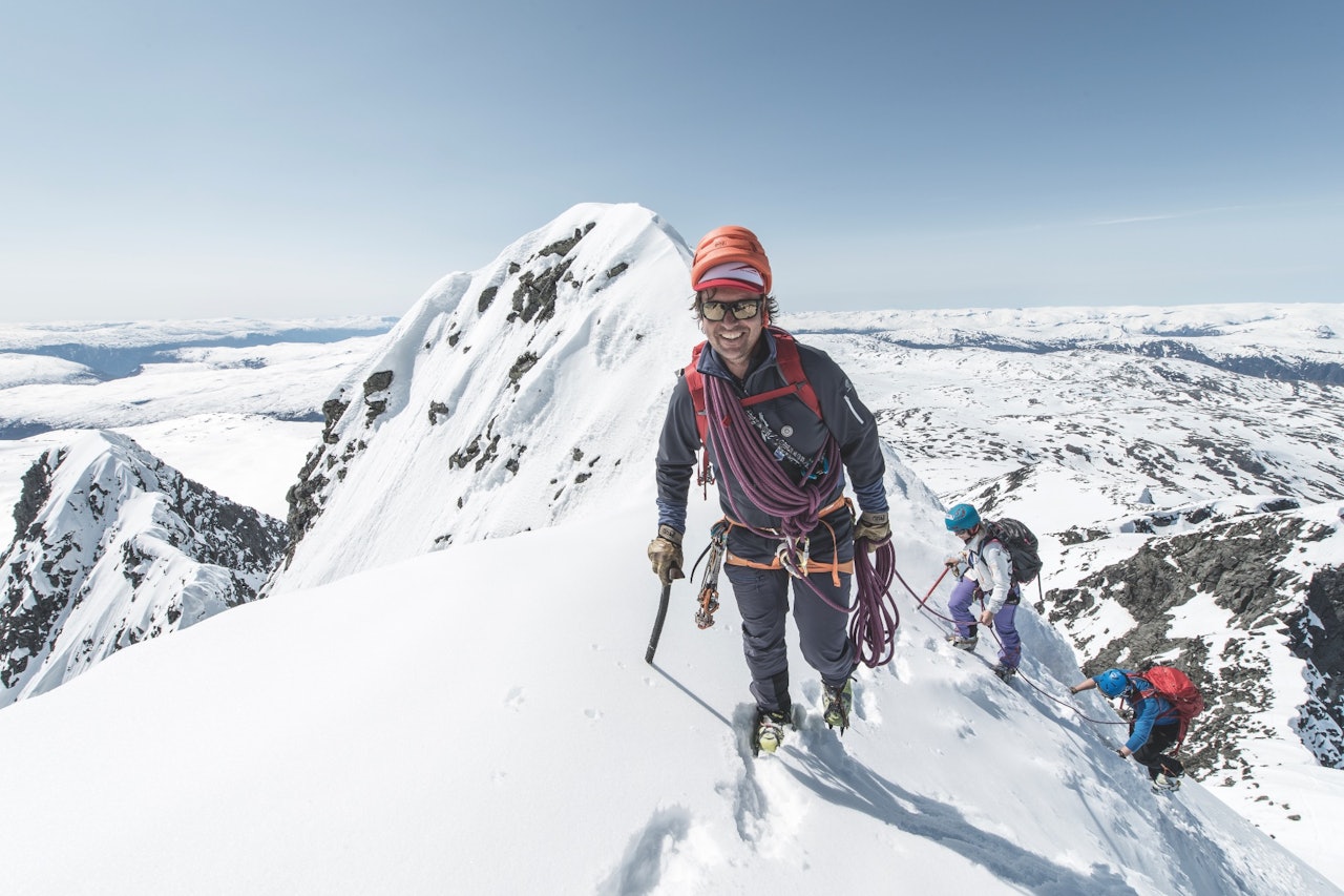 I FRONT: Ingen har flere føringsturer på Store Skagastølstind enn Jostein Aasen. Foto: Hans Kristian Krogh-Hanssen I FRONT: Ingen har flere føringsturer på Store Skagastølstind enn Jostein Aasen. Foto: Hans Kristian Krogh-Hanssen