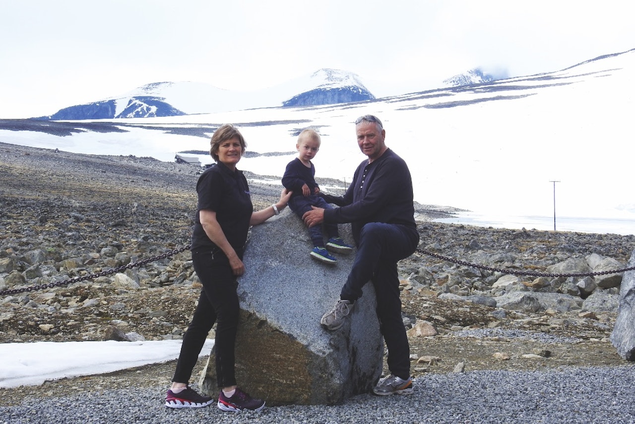 HJEMME UNDER PIGGEN: Anne Wangen og Per Vole er vertskap på Juvasshytta. Barnebarnet har mange høydemeter foran seg om han skal ta opp konkurransen med Per Voles 2000 bestigninger av Galdhøpiggen. Foto: Helene Ness Anne Wangen og Per Vole er vertskap på Juvasshytta.