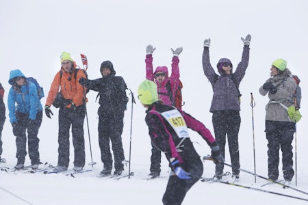 VÅT BØLGE: i surt og vått vær tok denne publikumsrekka bølgen for deltakerne. VÅT BØLGE: i surt og vått vær tok denne publikumsrekka bølgen for deltakerne.