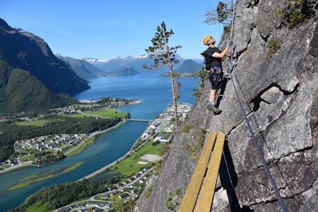 ROMSDALSSTIGEN: Introveggen krever lite forkunnskaper om klatring, med flere hvilebenker underveis og med utsikt til romsdals ikoniske fjellheim Foto: Norsk Tindesenter
