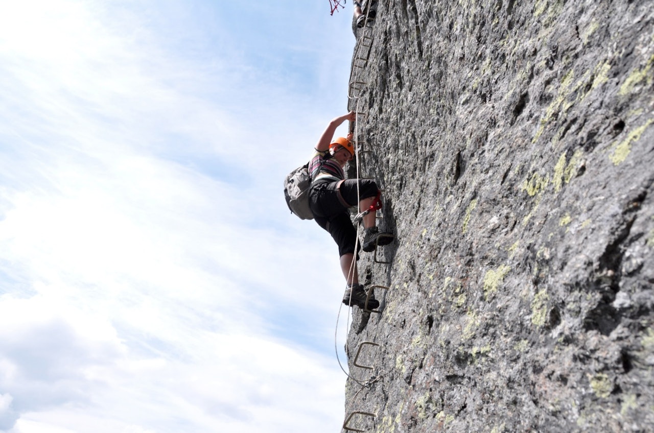 MOTSTAND MOT VIA FERRATA: Via ferrata er blitt reiselivets nye yndling. Norges Klatreforbund mener terskelen til bratte opplevelser er lav nok uten tilrettelegging av denne typen. Foto: Sandra Lappegard Motstand mot via ferrata