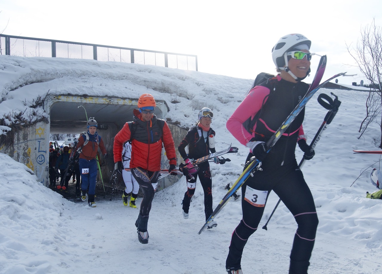 LITT ALVOR, MEST LEK: Deltakerne klare for noen harde timer opp og ned fjellsidene i Lyngen. Fremst ser vi Emelie Forsberg og Killian Jornet. Foto: Gunhild Aaslie Soldal 
