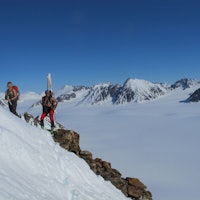 POLARTINDER: Det nordvestlige hjørnet av Svalbard har fjell som frister alle skientusiaster. 